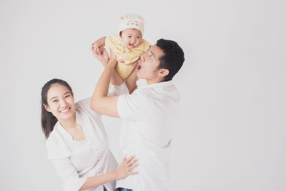 couple mum dad baby playing happy 123rf