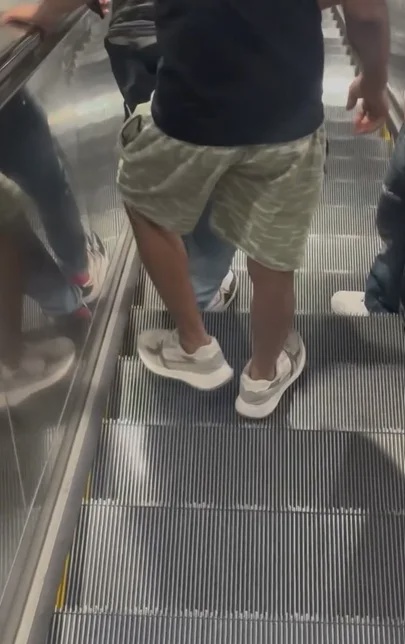 escalator pee