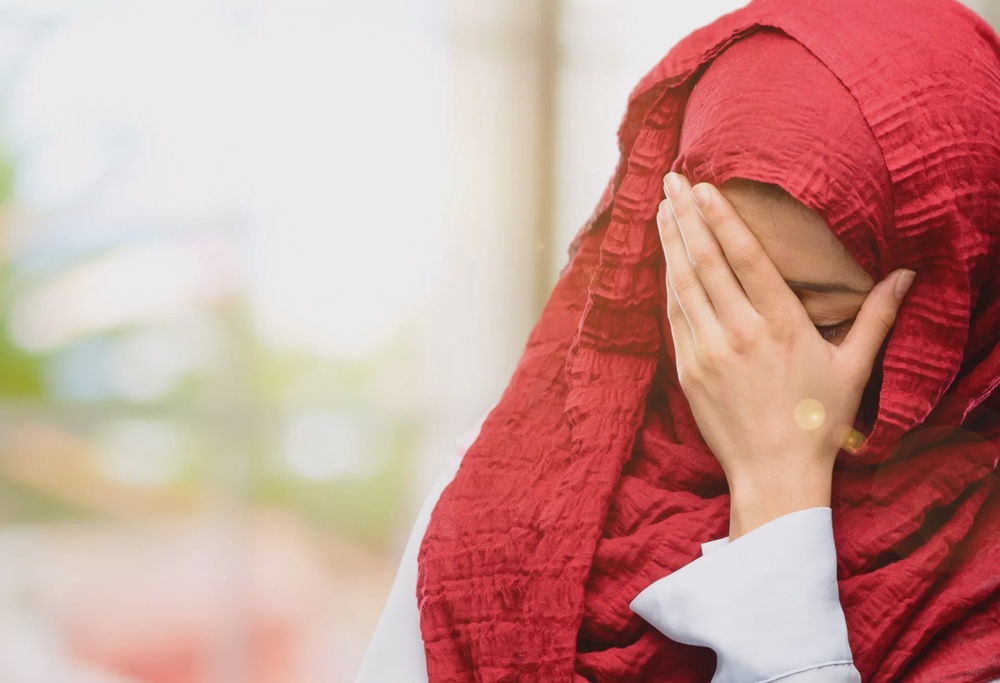 malay muslim woman cover face cry 123RF