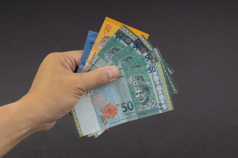 man hand holding money cash ringgit malaysia 123rf