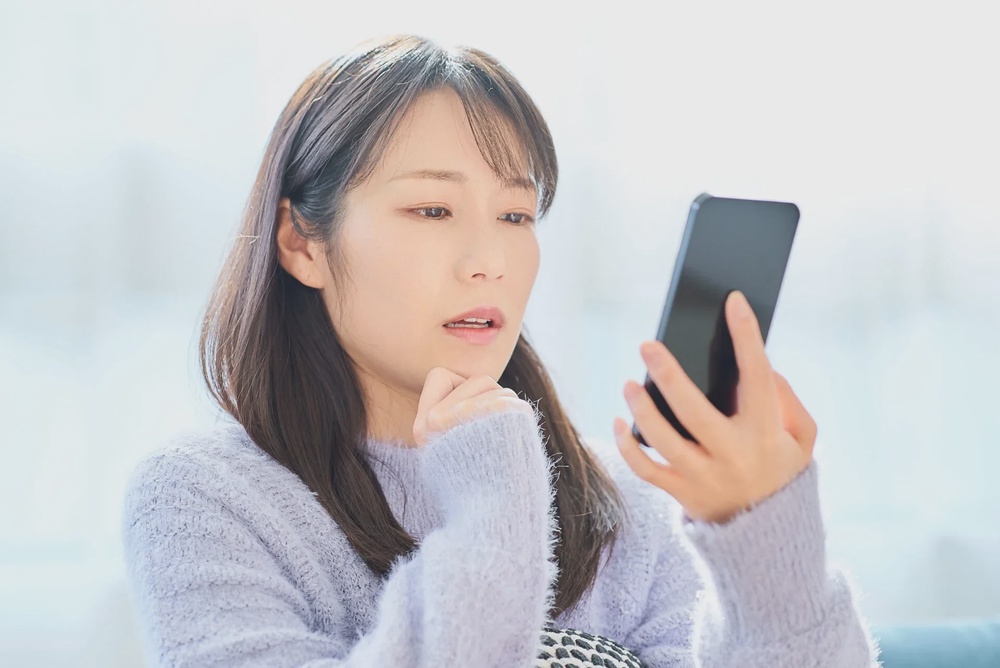 woman look hold phone shock 123rf