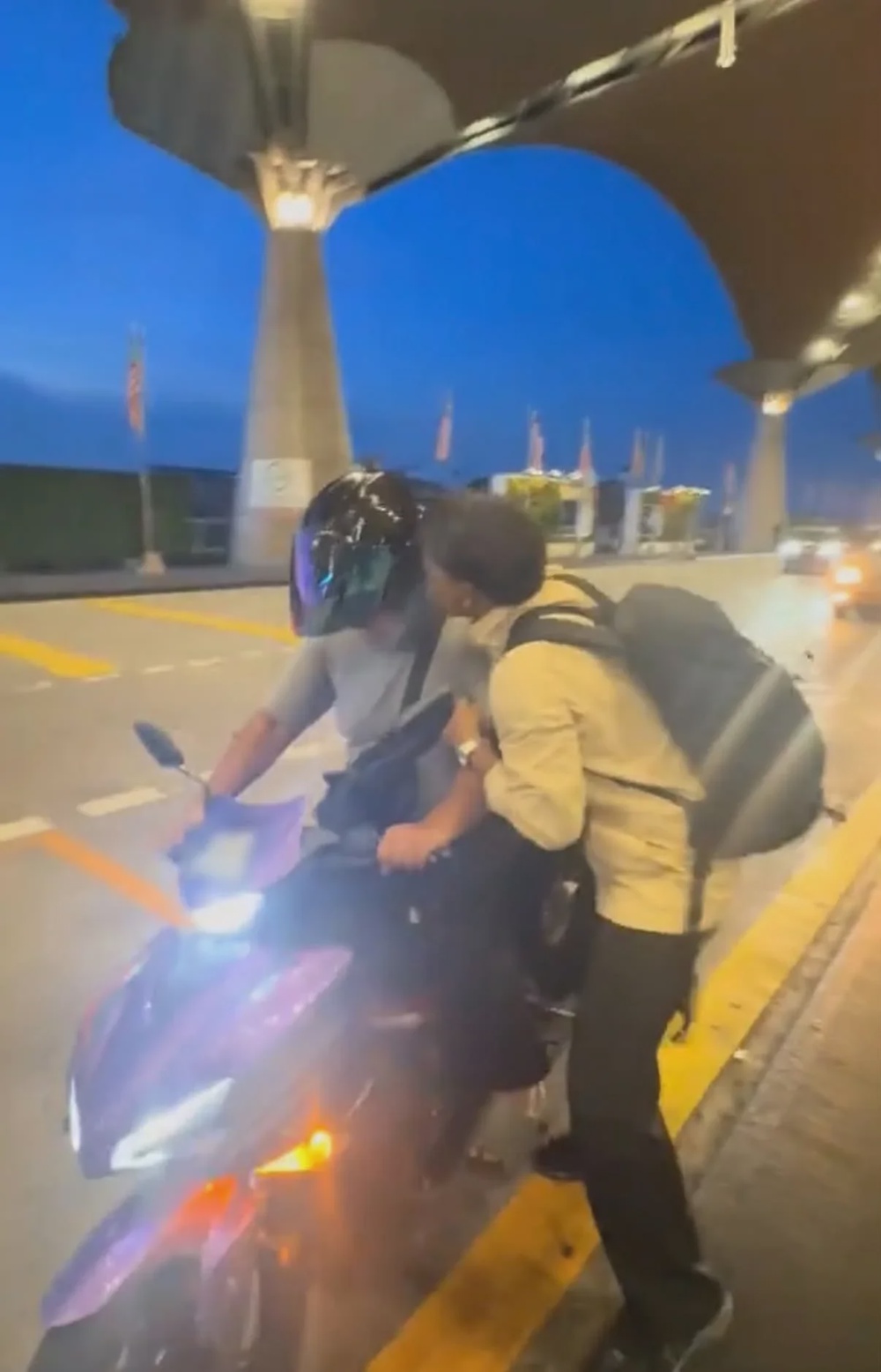 大马男子忘记带护照朋友骑摩托送来激动献吻 1
