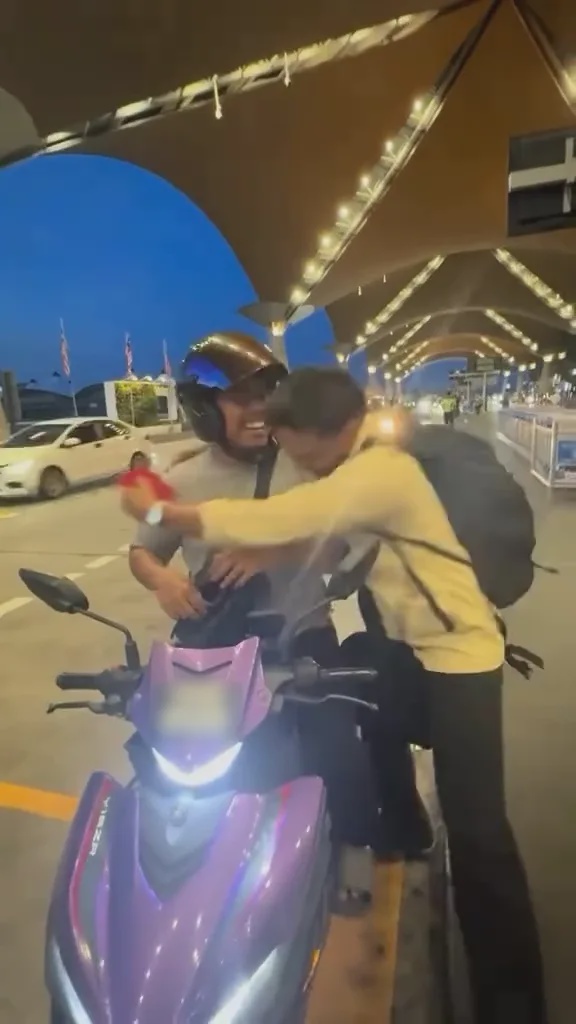 大马男子忘记带护照朋友骑摩托送来激动献吻 8