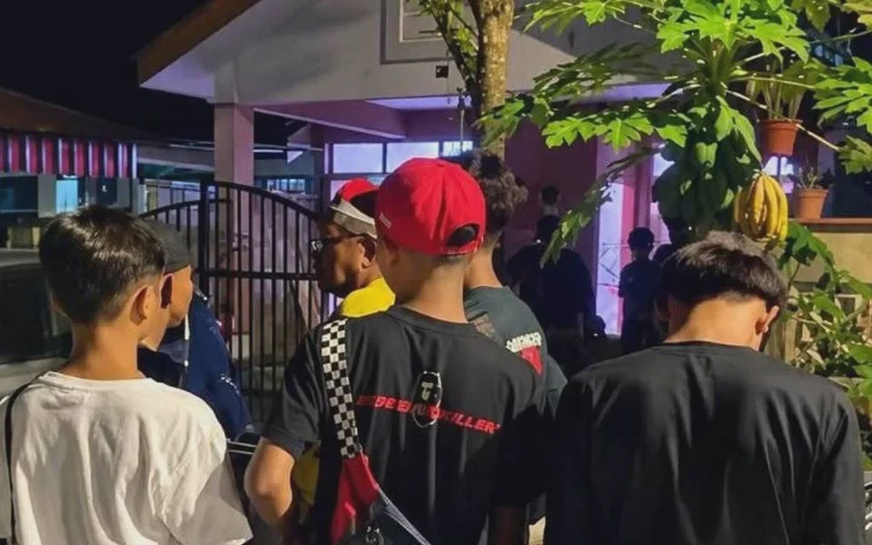 不满妻子电视机开太大声喝醉丈夫拿巴冷刀砍伤右手