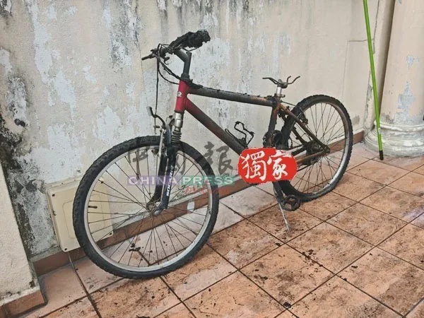 中国男子闯大马排屋倒食油纵火刺伤姐弟 2
