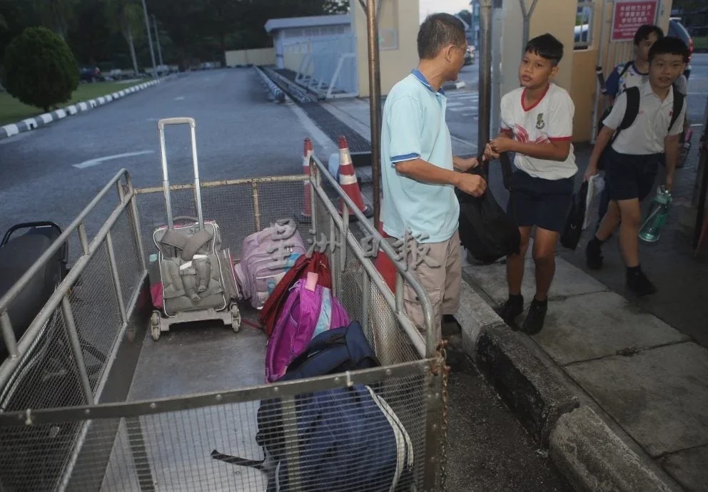 怡保万里望万华二校华小家协主席苏建历3年来每天载送学生书包上坡入校 3