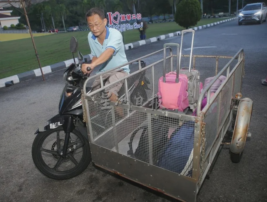 怡保万里望万华二校华小家协主席苏建历3年来每天载送学生书包上坡入校 5