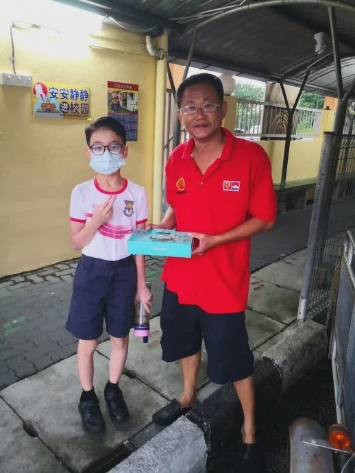 怡保万里望万华二校华小家协主席苏建历3年来每天载送学生书包上坡入校 6