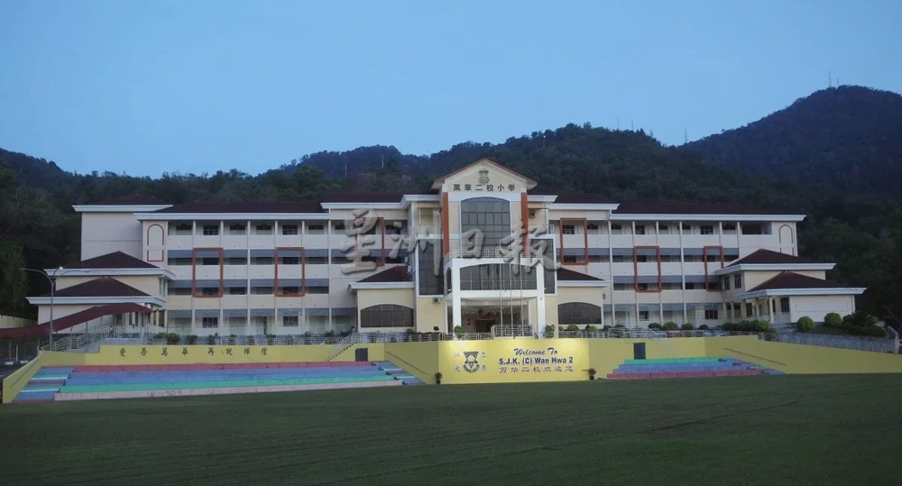 怡保万里望万华二校华小家协主席苏建历3年来每天载送学生书包上坡入校 8