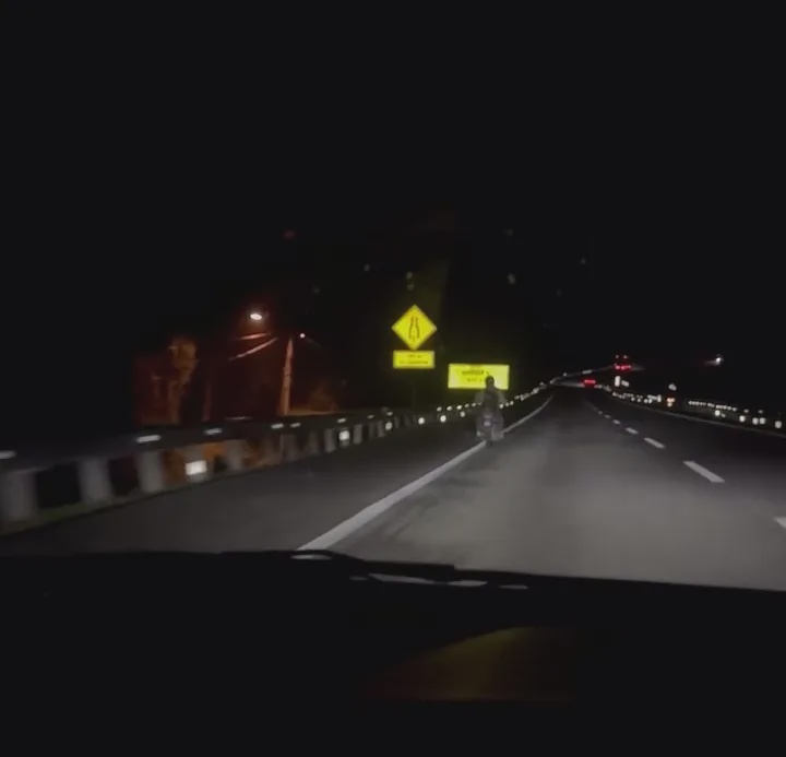 摩托骑在漆黑的高速公路无灯驾驶女司机一路跟随开灯护送他 1a