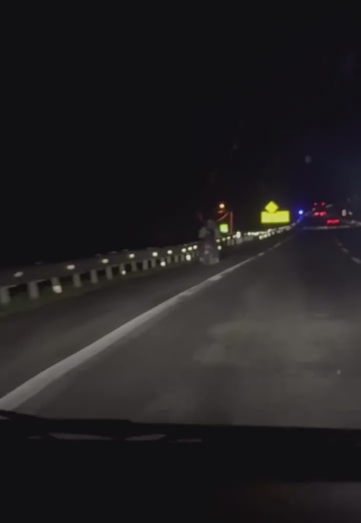 摩托骑在漆黑的高速公路无灯驾驶女司机一路跟随开灯护送他 3a