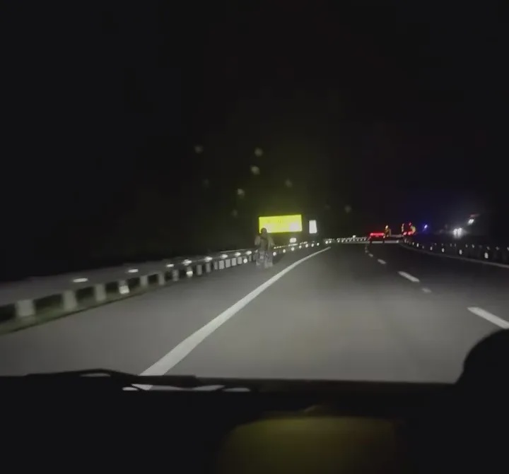 摩托骑在漆黑的高速公路无灯驾驶女司机一路跟随开灯护送他 4a