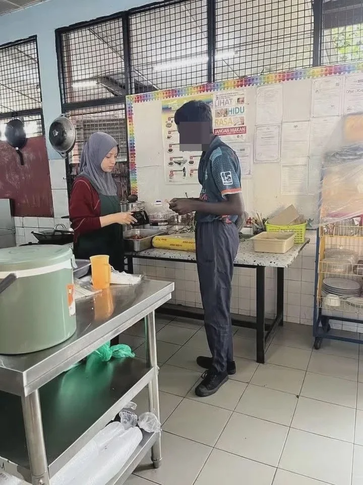 男学生下课躲电脑室后没钱吃饭暖心食堂姐姐kakak送免费食物给钱买东西