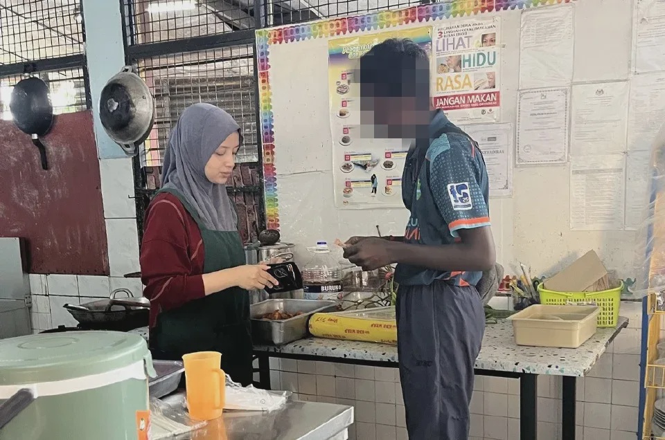 男学生下课躲电脑室后没钱吃饭暖心食堂姐姐kakak送免费食物给钱买东西2