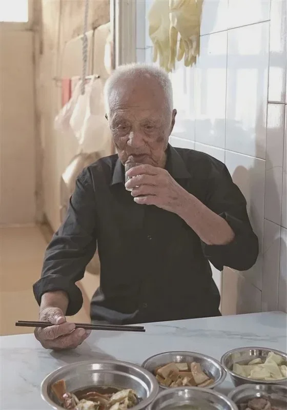 106岁王定高老人家健康吃饭