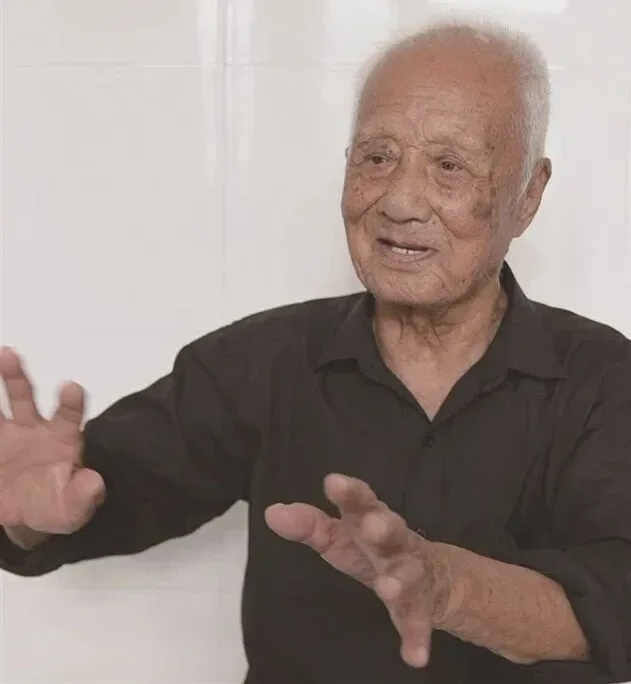 106岁王定高老人家健康有力