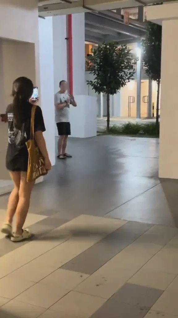 2女子被男子跟踪反追对方逃跑 4