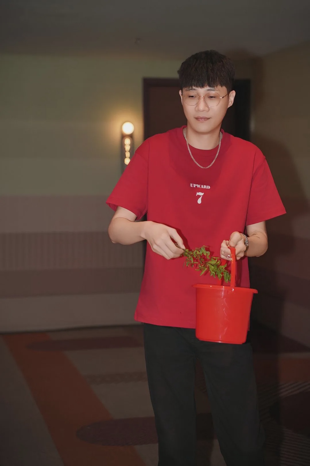 40岁爸爸送21岁女儿出嫁样貌年轻像兄妹爆红 2 1