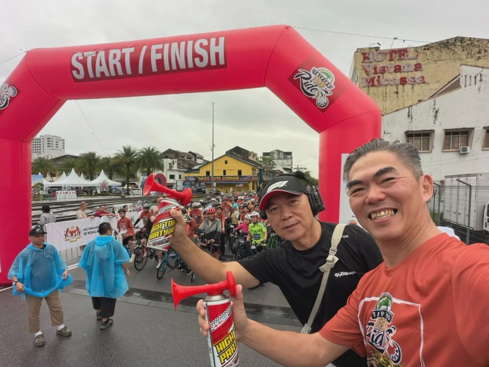 图2:主办方GoSportz Event 赛事策划总监梁杰川(左)与雪隆家电商公会会长叶明星为参赛者加油打气。