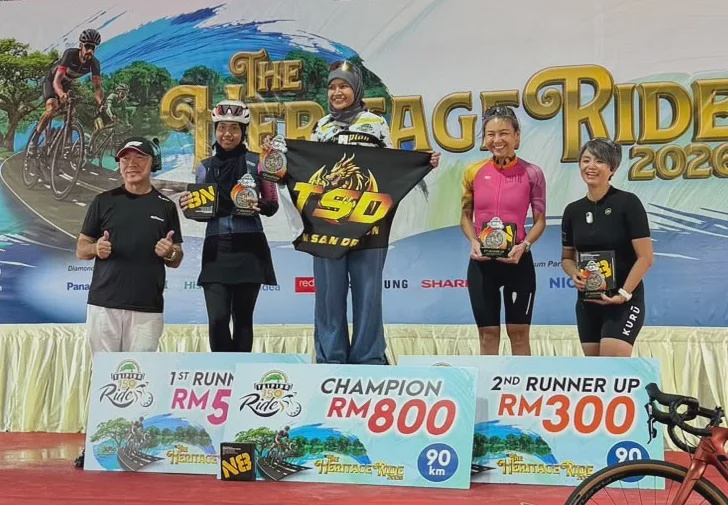 图3:主办方GoSportz Event 赛事策划总监梁杰川(左)与90公里女子组得奖者合影。
