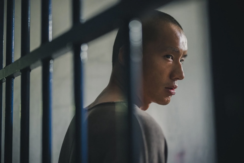 陳澤耀在《黑潮》中飾演背負殺人罪名出獄返鄉的「阿忠」