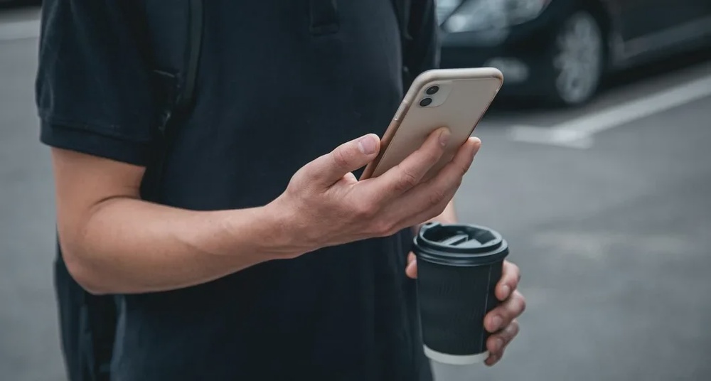 closeup smartphone glass coffee hands man 169016 21166 1