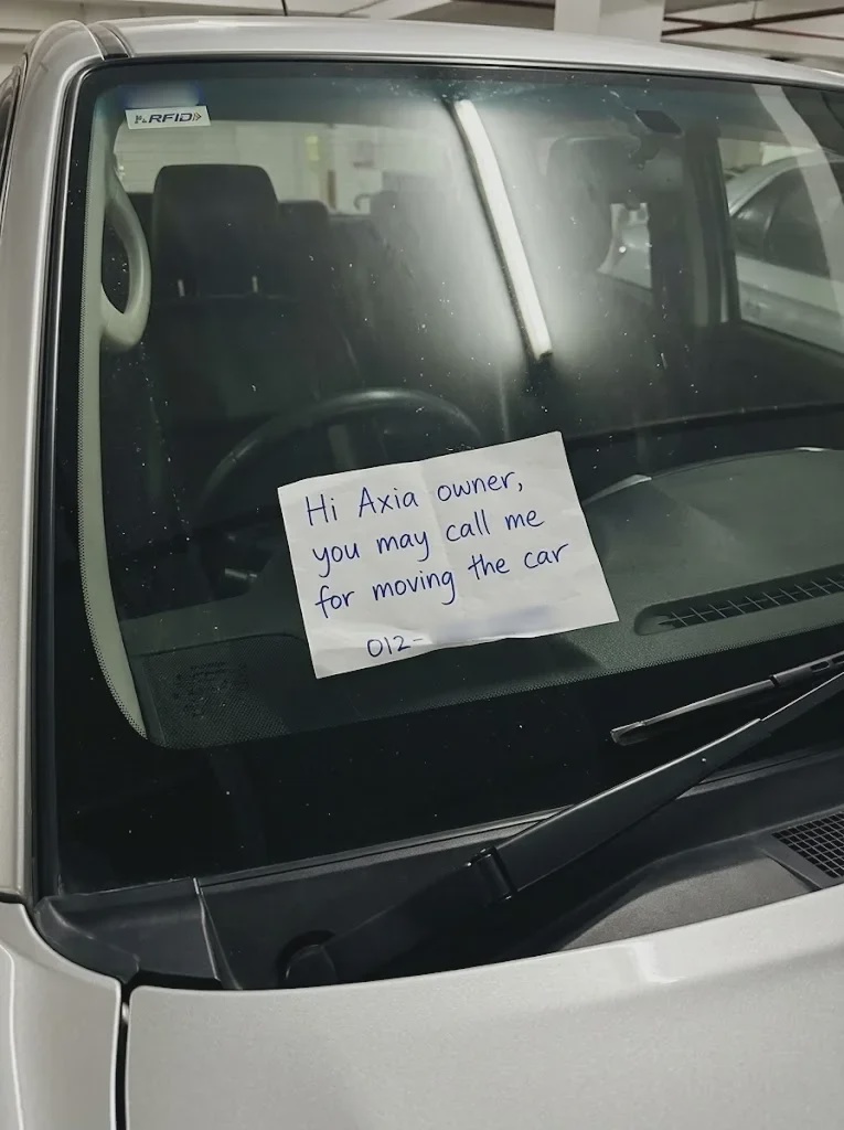 hilux车主留字条让axia联络他移车 1