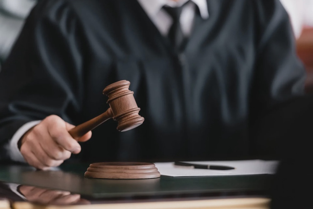 judge robe holding gavel court 123rf