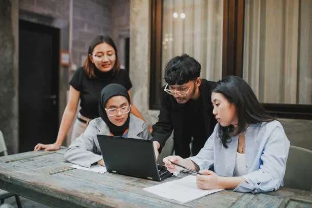 uni students using laptop