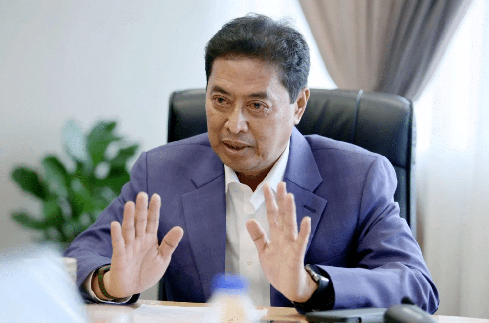 Image from: Azam Baki Pertimbang Saman Albert Tei, Dakwaan Ugutan Mula Jadi Panas!