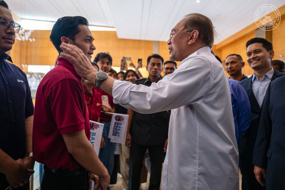 Image from: Anwar Ibrahim Seru Rakyat Johor Pilih Wakil Rakyat Yang Cerdik