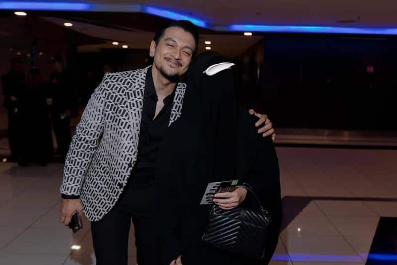 Image from: Aksi Mesra Shukri Yahaya Dengan Pelakon Wanita Undang Kurang Senang Netizen, Ini Apa Kata Tuan Badan