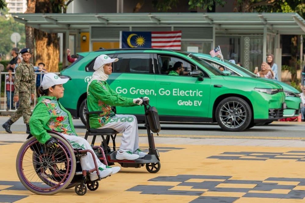 Image from: Wanita Pemacu Kemajuan Negara! Kontinjen #SisBoleh Grab Mewarnai Perbarisan Merdeka Tahun Ini