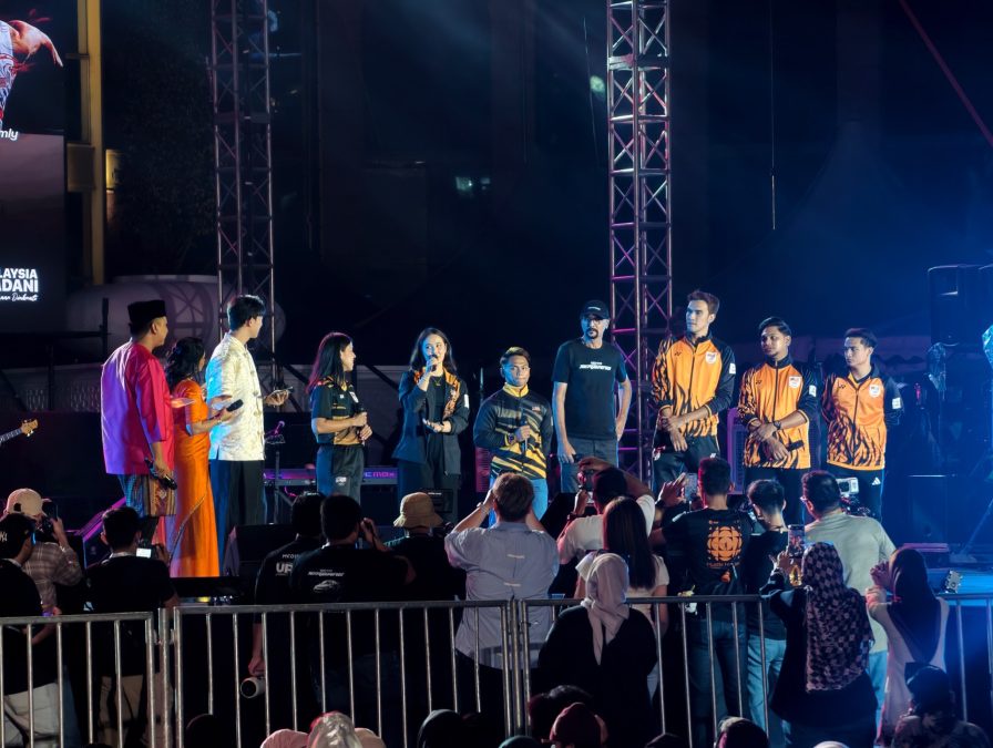 Image from: Pagi Di Putrajaya, Malam Di Dataran Merdeka!  “Semangat Membara, Untukmu Malaysia” Warnai Sambutan Merdeka Ke-69