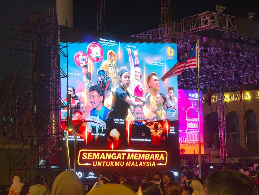 Image from: Pagi Di Putrajaya, Malam Di Dataran Merdeka!  “Semangat Membara, Untukmu Malaysia” Warnai Sambutan Merdeka Ke-69