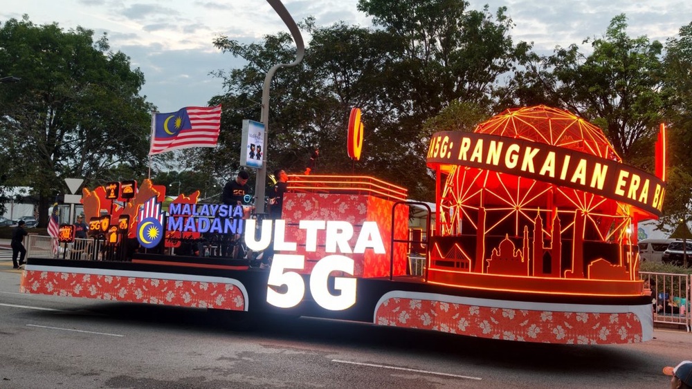Image from: Pagi Di Putrajaya, Malam Di Dataran Merdeka!  “Semangat Membara, Untukmu Malaysia” Warnai Sambutan Merdeka Ke-69