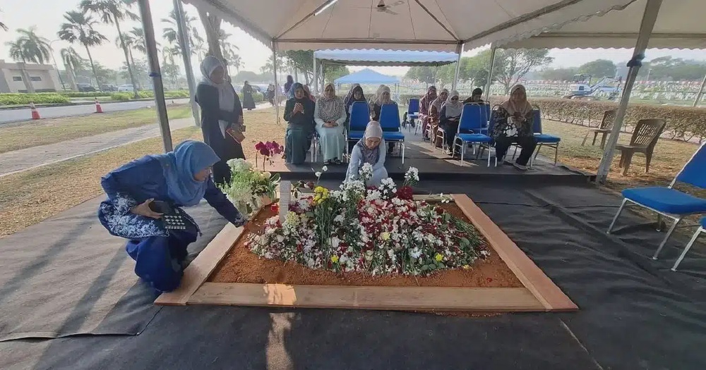 Image from: Seramai 21,000 Orang Ziarah Pusara Tun Dr. Hasmah, Ada Yang Datang Hampir Setiap Hari!