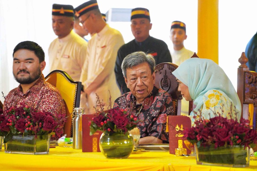 Image from: Sultan Selangor Dan RMS Luangkan Masa, Minum Teh Bersama Rakyat Dalam Jamuan Teh Diraja