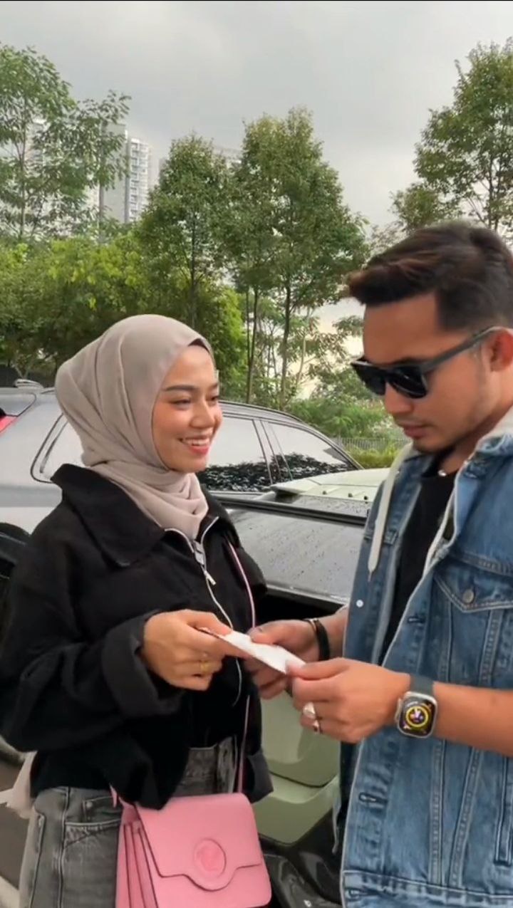 Kongsi lukisan dua garis, isteri kedua Abang Tesla hamil?