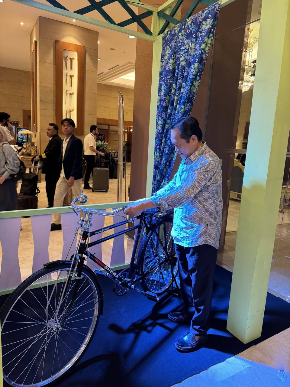 Image from: Naik basikal? Ahmad Maslan jelaskan hanya untuk jarak dekat -“Kalau berpeluh boleh mandi di ofis”