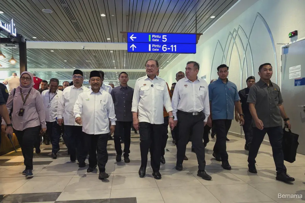 Image from: Konvoi & lepak Mat Motor: Tak bertanggungjawab! Anthony Loke arah sekatan jalan raya