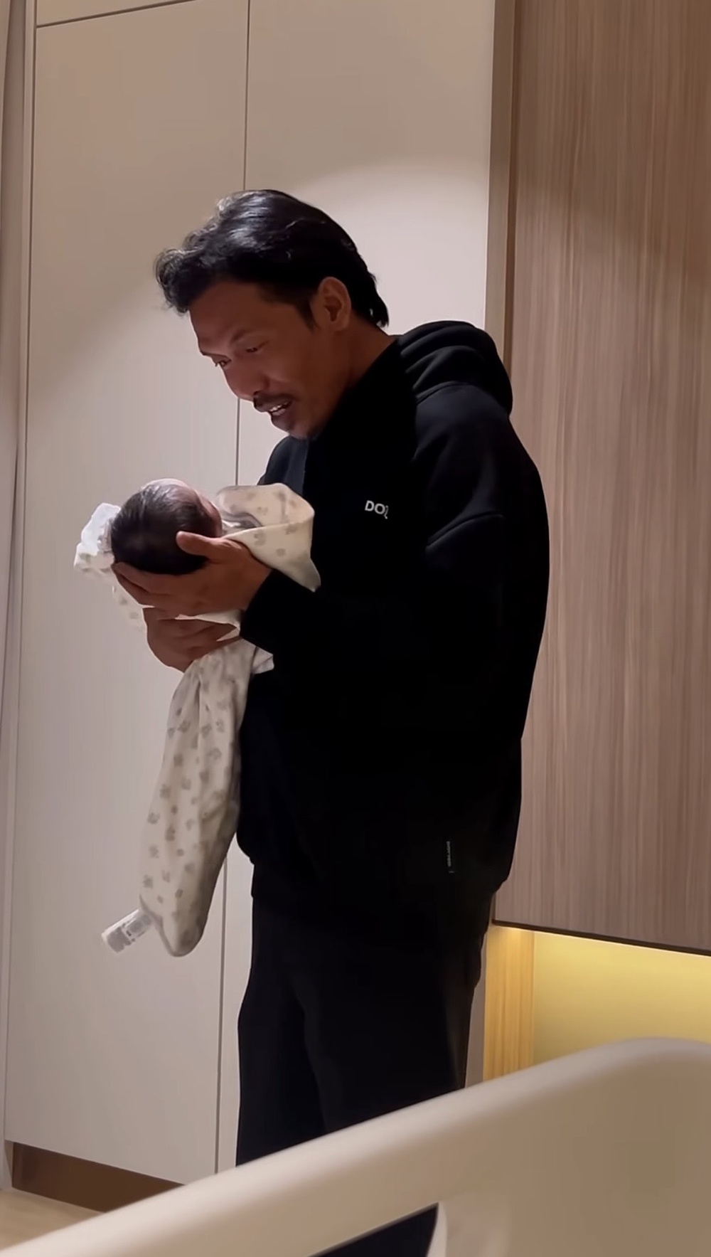 Image from: Watie akui banyak kekurangan diri, syukur selamat melahirkan – “Tuhan terlalu baik buat insan seperti mummy”