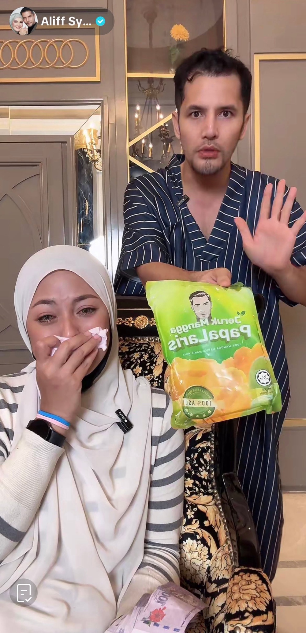 Image from: Azar Azmi gagal tahan air mata, terima bantuan lebih RM35K daripada Aliff Syukri