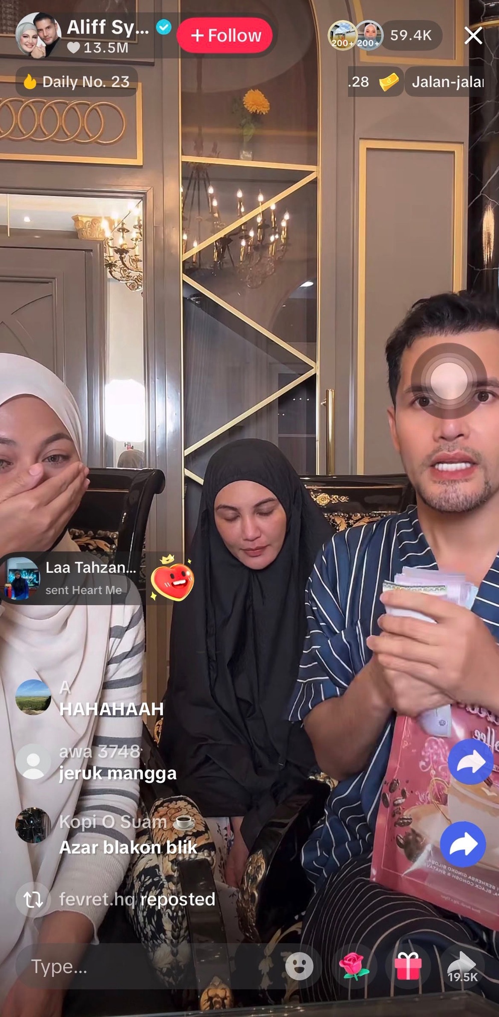 Image from: Azar Azmi gagal tahan air mata, terima bantuan lebih RM35K daripada Aliff Syukri