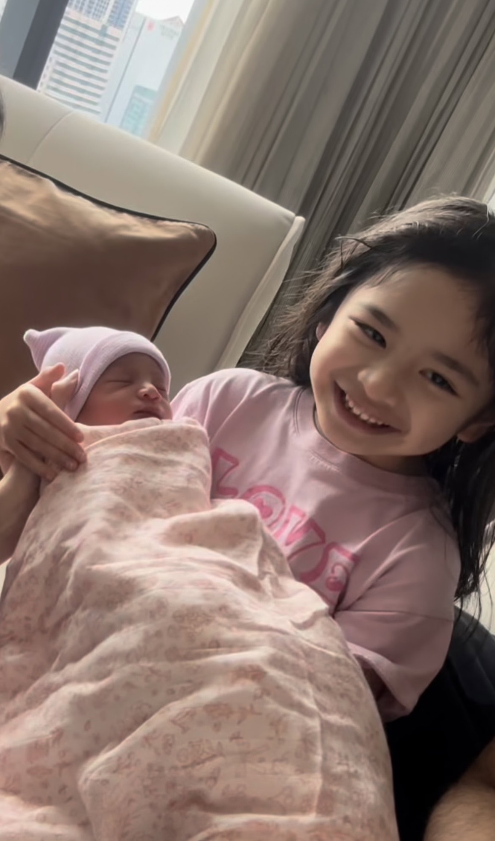 Image from: Adib khalid, Izara Aishah dedah wajah anak, pilih nama Tahara Alima untuk puteri ketiga