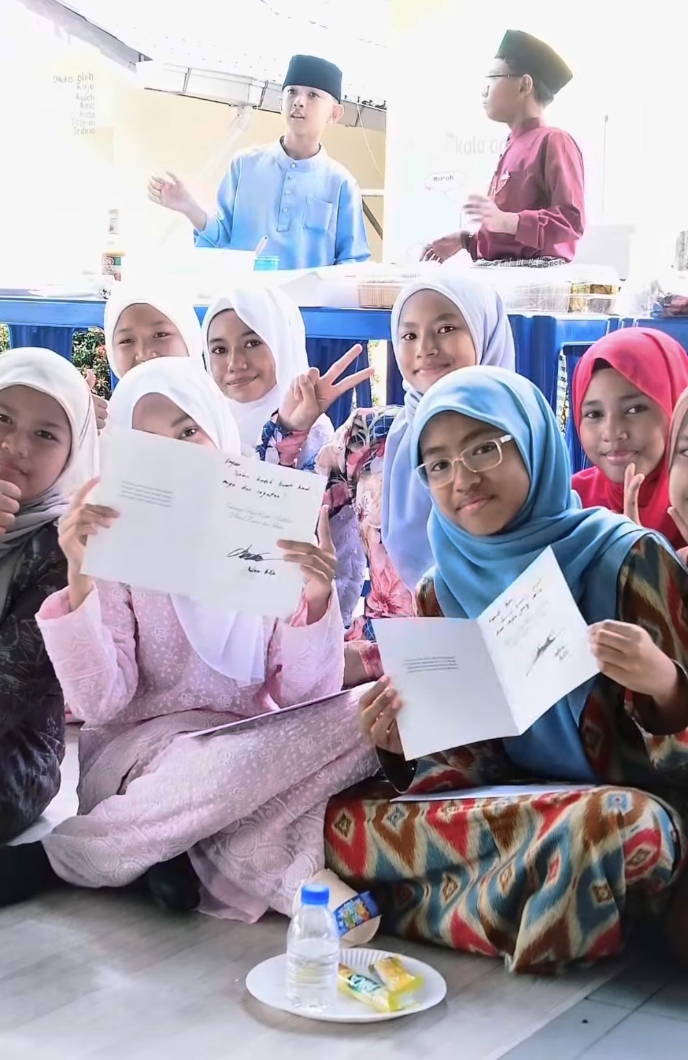 Image from: Adam Adli terima kad raya daripada murid, turun padang ke sekolah balas dengan tulisan tangan