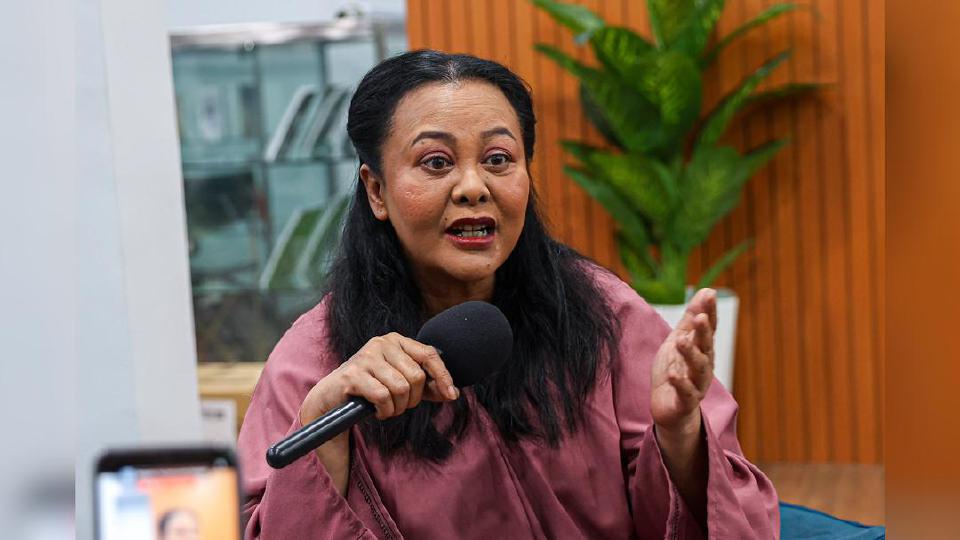 Image from: Ellie Suriaty tersinggung penggiat seni dipanggil ‘retis’ – “Satu ejekan yang menjatuhkan maruah”