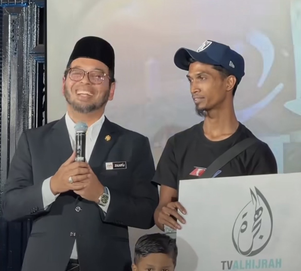Image from: Rezeki tak salah alamat, Menteri Agama taja pakej umrah buat Abang Minyak Hitam Jalanan