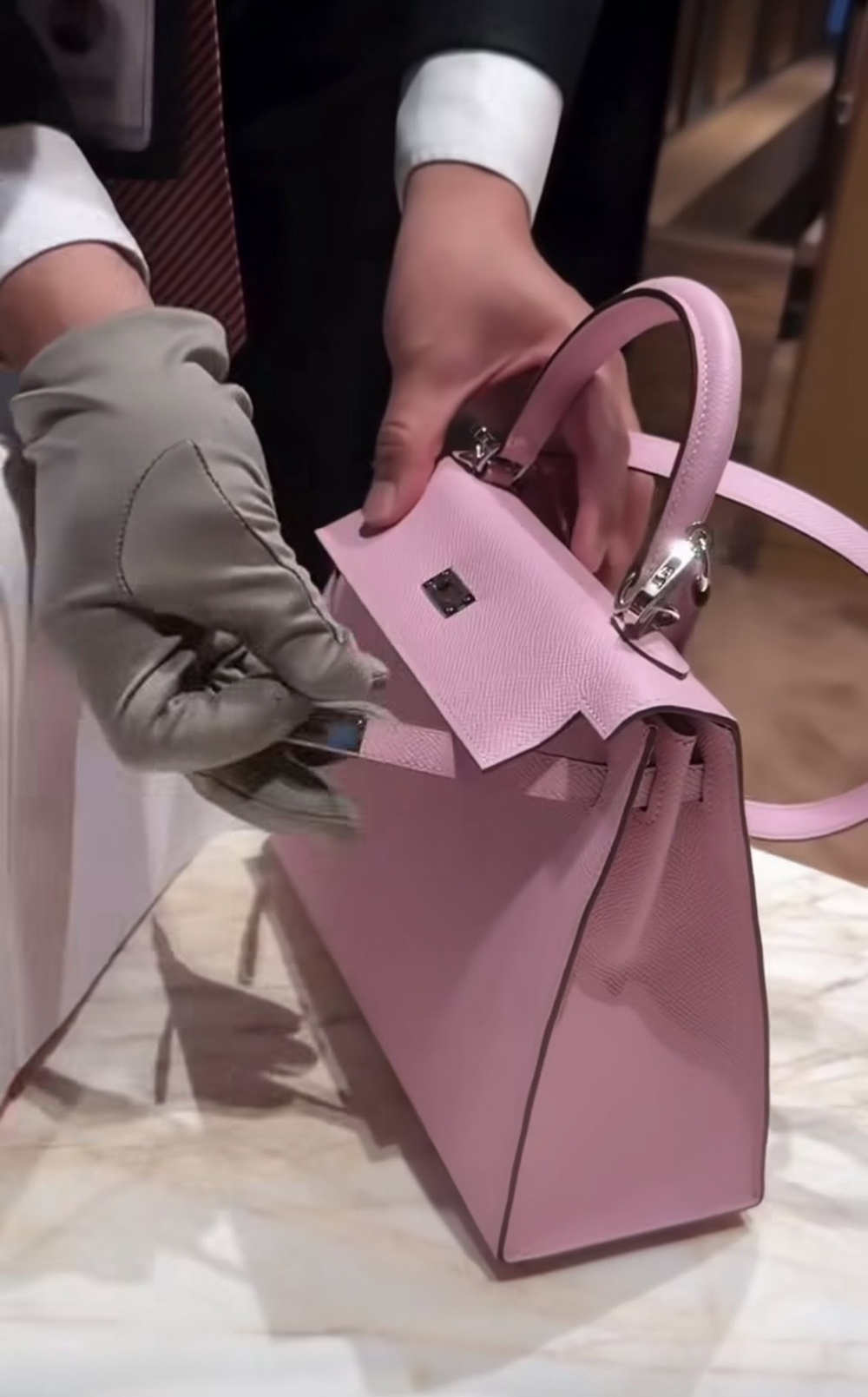 Image from: Fatima miliki beg tangan Hermes Kelly, netizen terkejut mula persoal harga – “Ni baru betul anak Fazura”