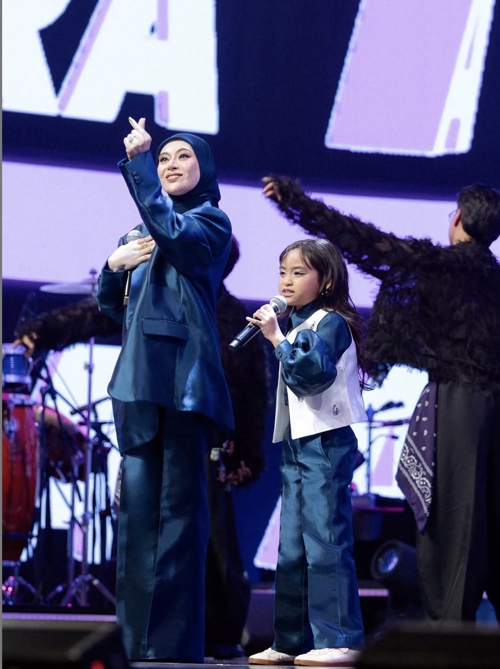Image from: Dua minggu tak dapat jumpa anak,  Datuk Red lepas rindu datang beri sokongan buat Anggerik